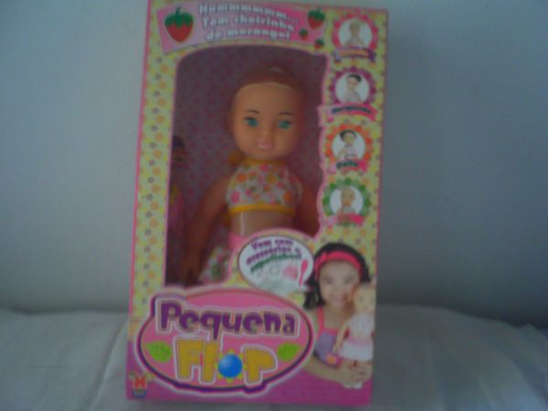 boneca  pequena  flor